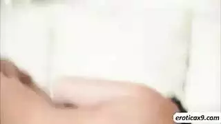 تركب فوق زبه على الأريكة ويمص ثديها