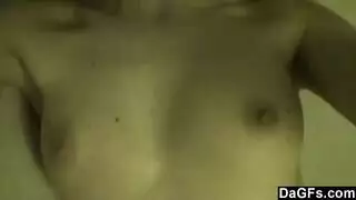 بالكاد بالغة تمارس العادة السرية بملابس داخلية حمراء مثيرة