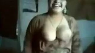 بتشرب سجاير و هى بتناك