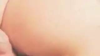 صديقة موشومة تتوسل للمزيد بينما رجلها يحفر في شرجها الضيق