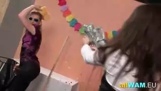 تحب الفتيات الصنم السيئات دائمًا الحصول على مارس الجنس في غرفة خاصة ، من قبل مختلف المشاهير