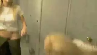 أفعال جنسية صريحة في الحمام: عاهرتان تواجهان جميع المراقبين