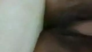 شاب مقيد يُجبر على مصّ القضيب كالعاهرة