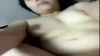 فتاة بريئة تمارس الجنس الفموي وتُضرب بقوة من قبل صديق والدها في فيلم إباحي