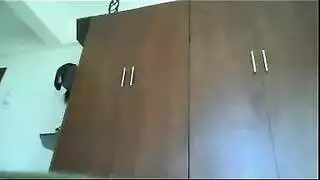 امرأة يابانية مع الثدي الكبير الثابت نشر ساقيها مفتوحة على مصراعيها وحصلت على جرعةها اليومية من اللعنة