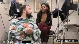مشهد جنسي مثير: الطبيب يجعل المراهقة تبلغ ذروتها بقوة بلعبة العصا السحرية