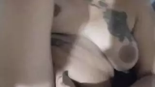 مشاهدة الفتاة اللاتينية المثيرة تأخذ قضيبًا أسودًا كبيرًا في بوسها الضيق والحمار