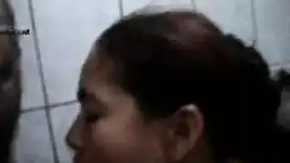 خادمة مطيعة ذات أثداء ضخمة تعبد قضيب رئيسها