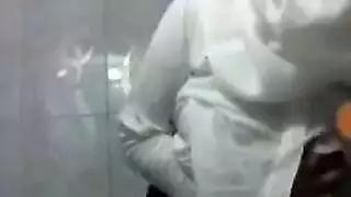 تلميذة محجبة تشرق على أرضية الحمام