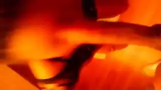 بوكاكيه مكثف بالحركة البطيئة على شفتيها وذقنها